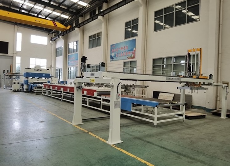 XYJ-3/1000 彈性地板模壓裁切成型生產(chǎn)線