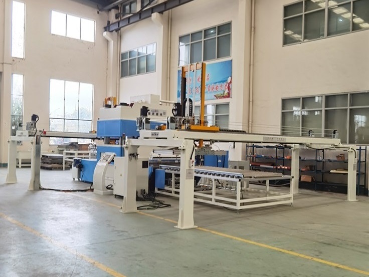 XYJ-3/1000 彈性地板模壓裁切成型生產(chǎn)線